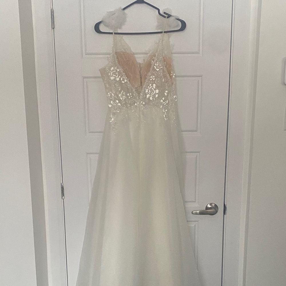 Elegant White Sleeveless Gown - Picture 3 of 6